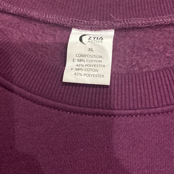 Zyia front pocket crewneck - Picture 2 of 3